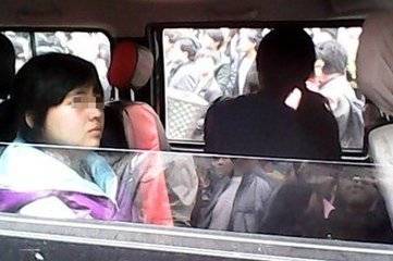 13岁女孩被铐“游街”事件