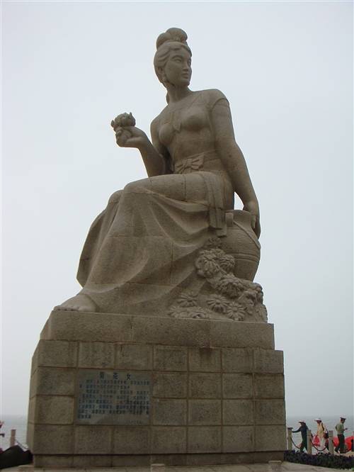 菊花女（兴城海口境内雕像）