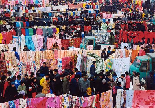 集市（定期或在固定地点买卖货物的市场）