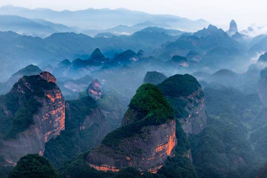 崀山（湖南省邵阳市新宁县崀山镇境内山峰）