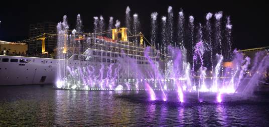 喷泉(喷出地面的泉水)