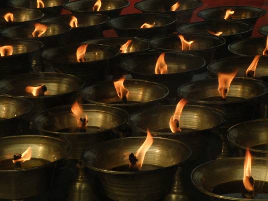 长明灯（中国传统习俗中的灯火）