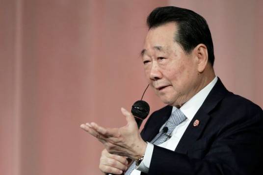 谢国民(中国侨商联合会会长、泰国正大集团资深董事长)