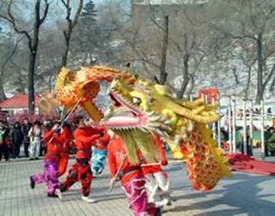 舞龙灯（中国的传统舞蹈）