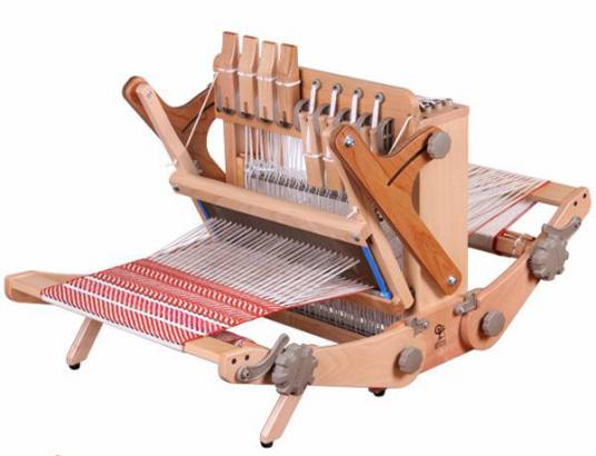 织布机（用于织布的机器）