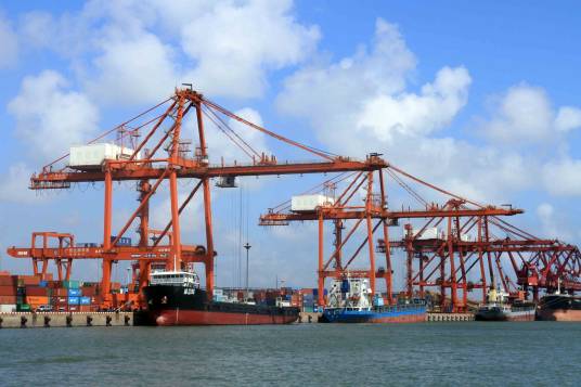 码头（港口边供乘客及货物上下的建筑物）