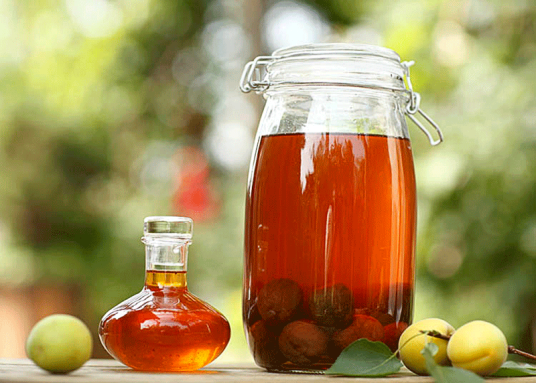 青梅酒（用青梅酿造的酒）