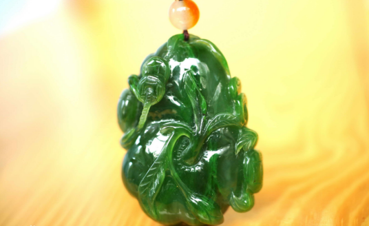 碧玉（半透明呈菠菜绿色的软玉）