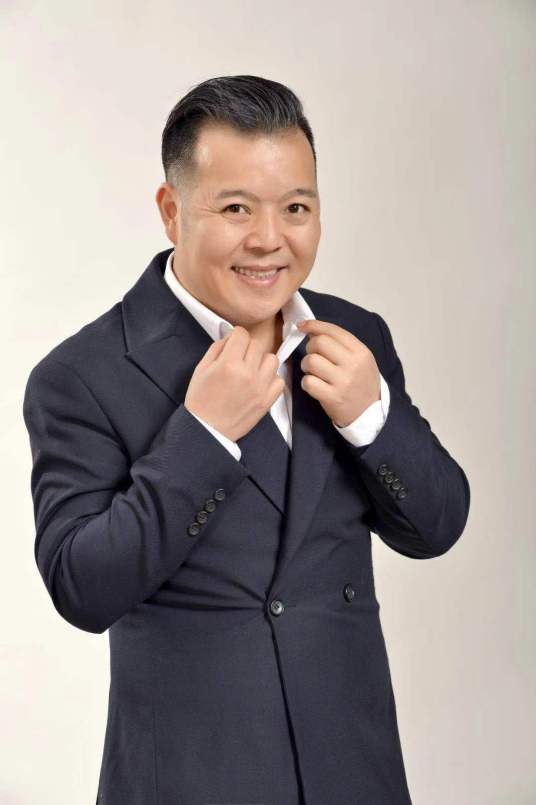 周周（主持人）