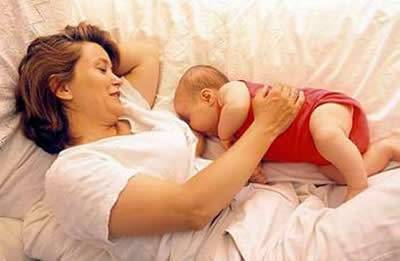 母乳（产后女性乳房产生的用作哺育婴儿的汁液）