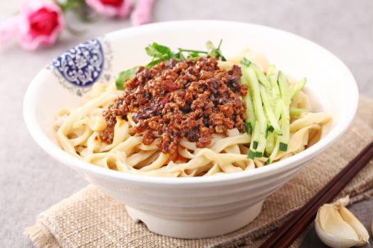 炸酱面（中国传统特色面食）