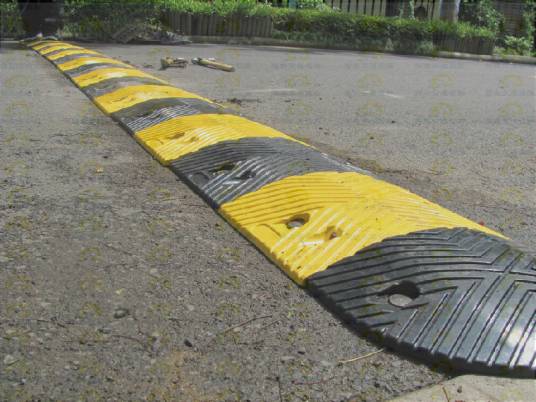 减速带（安装在公路上使经过的车辆减速的交通设施）