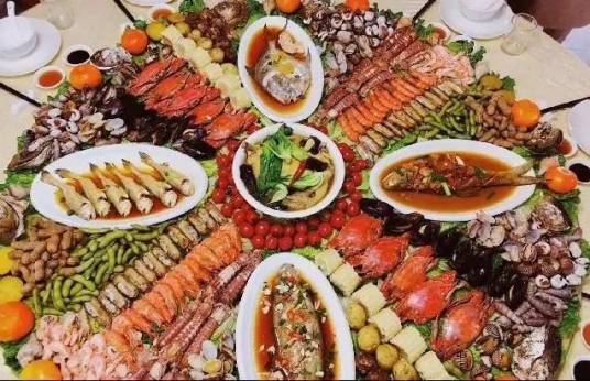 海鲜（海里的可食用的动物性、或植物性原料）