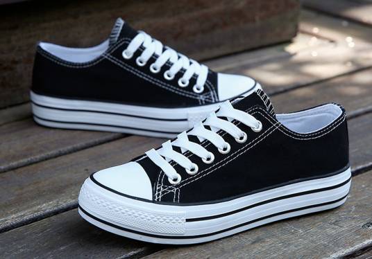 帆布鞋（鞋类用品）