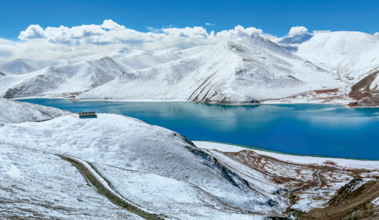 羊卓雍措(青藏高原南部最大的封闭性内陆湖泊)