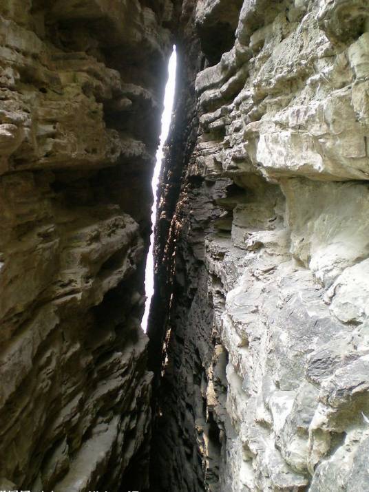 一线天（山峰中常见景观）