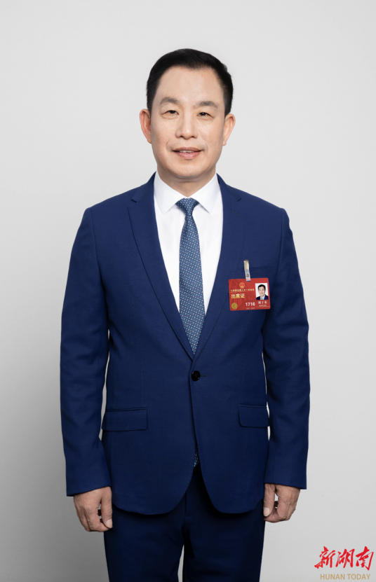 谢子龙（第十四届全国人大代表、老百姓大药房董事长、民建湖南省委会副主委、中国摄协第十届副主席）