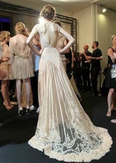 蝴蝶骨(后背两侧呈对称分布的肩胛骨)