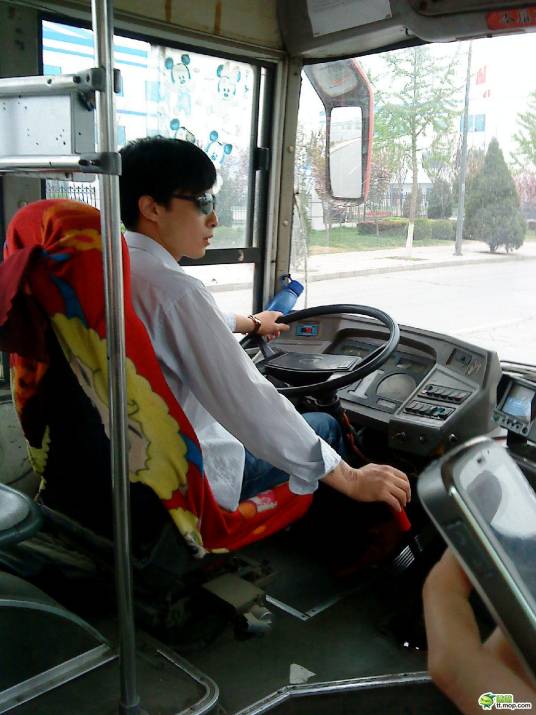 司机(驾驶和控制车辆者)