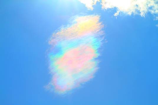 七彩云（光折射引起的自然现象）