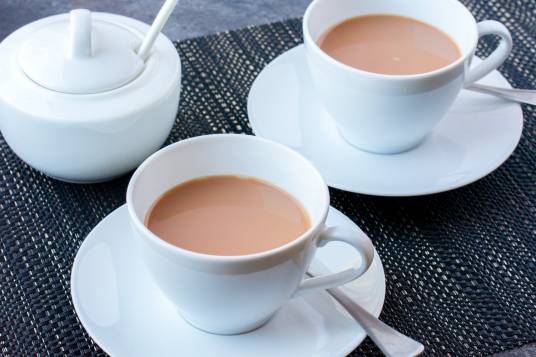 奶茶（牛奶与茶水的混合饮品）