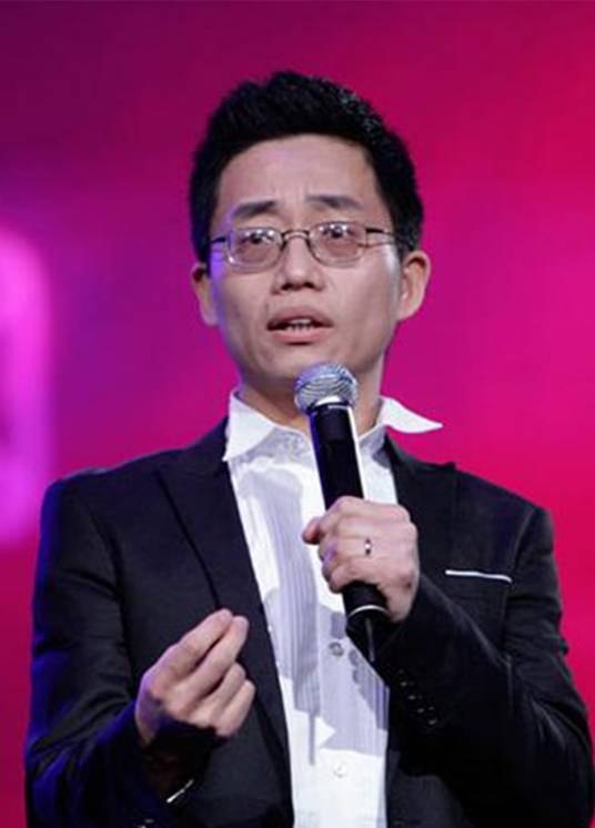 黄西（华裔主持人、脱口秀演员）