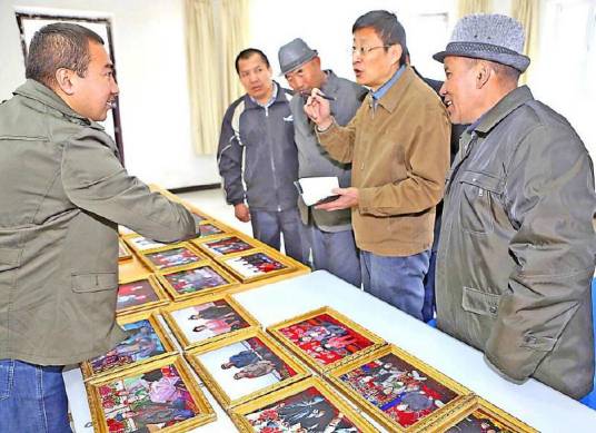 村干部(村民自治机制选举产生的工作人员)