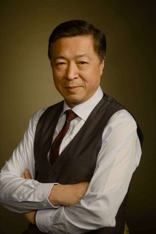 何亮亮（凤凰卫视评论员）