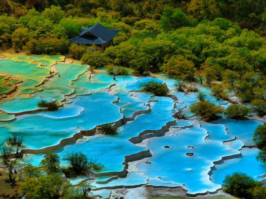 黄龙风景名胜区（四川省阿坝自治州的国家5A级旅游景区、国家级风景名胜区、世界自然遗产）