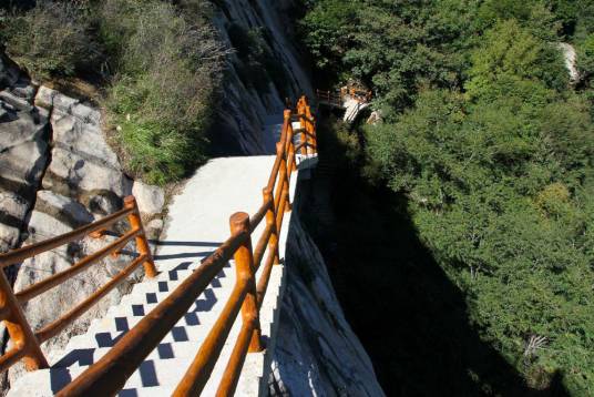栈道(指沿悬崖峭壁修建的一种道路)