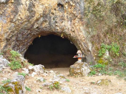 洞穴（较大的或范围不定的地下洞）