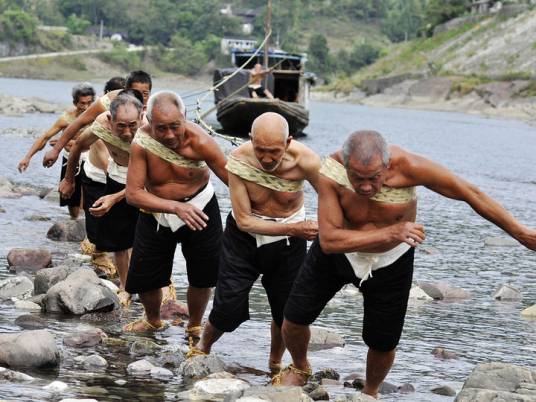 纤夫（以纤绳帮人拉船为生的人）