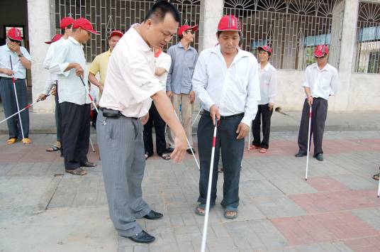 盲人（视觉有障碍的人）