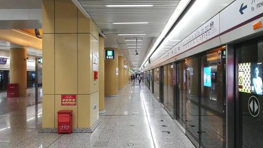 地铁站（城市轨道交通系统提供铁路列车停靠的地方）