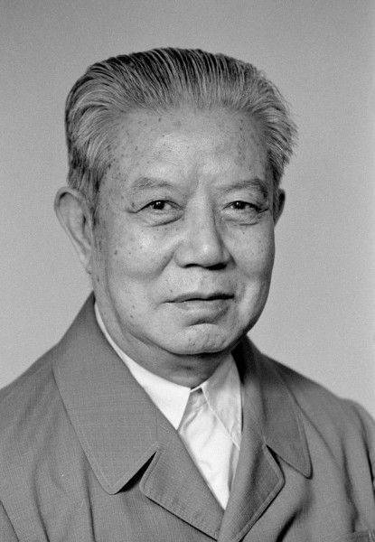 邓力群（原中央顾问委员会委员，中国共产党思想理论宣传战线的杰出领导人）