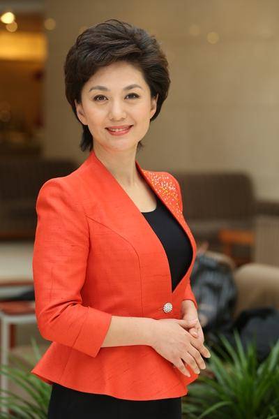 海霞（中央广播电视总台总编室播音员主持人管理中心副主任、主持人）