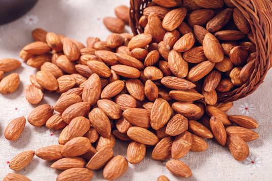 扁桃仁（蔷薇科扁桃属植物）