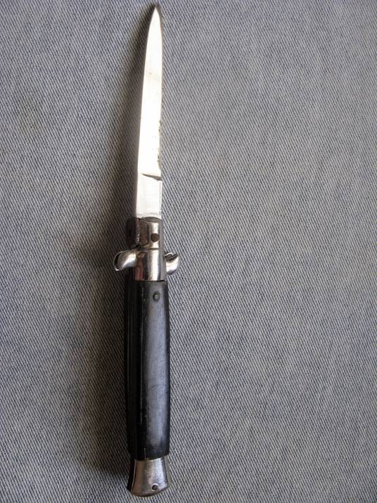 弹簧刀(能够自动弹出的刀具)