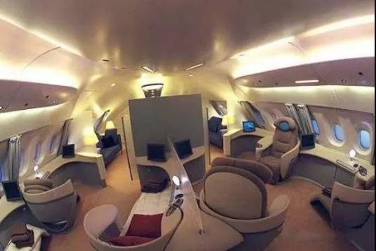 头等舱（飞机上或轮船上的一种档次比较高的舱位）