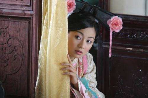 她13岁被嘉庆一眼看中,25年不得皇宠,最终不幸葬身于火海吗?