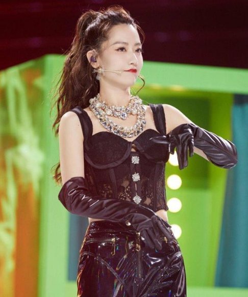 白冰舞台妆造型真酷，穿蕾丝背心配皮裤秀纤瘦身材，有多吸睛？