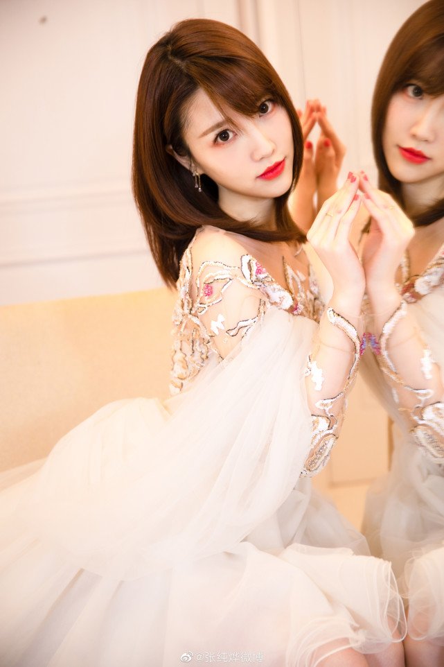 蒙面唱将猜评团张纯烨有何背景，为何节目如此偏爱她呢？