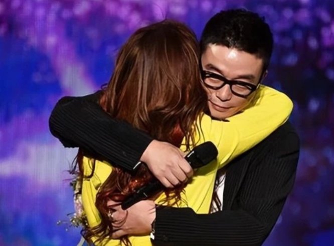 张靓颖开演唱会冯珂一见钟情恋爱15年，结果婚后一年就分手，现状如何？