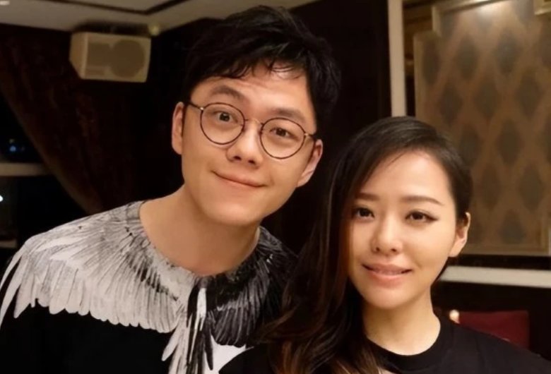 张靓颖开演唱会冯珂一见钟情恋爱15年，结果婚后一年就分手，现状如何？