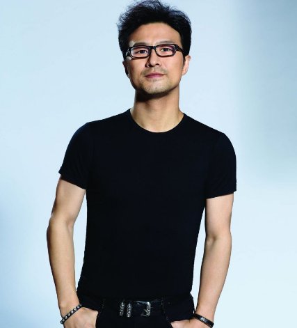 汪峰不戴眼镜上热搜，汪峰为何被称为“上不了头条的男人”？