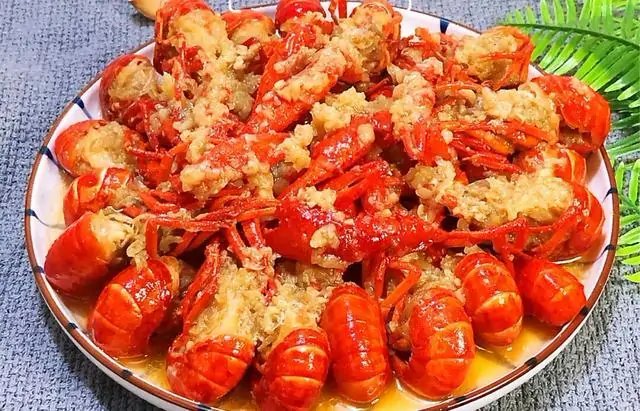 女子拿龙虾去饭店加工疑似被掉包，如果为真，老板应如何赔偿？