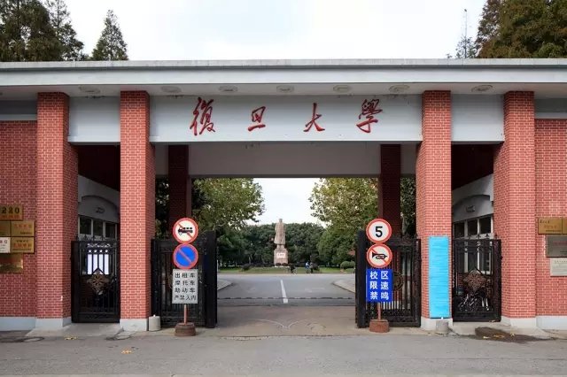 00后因高考移民被复旦开除，学生将学校起诉，你觉得这场官司谁会赢？