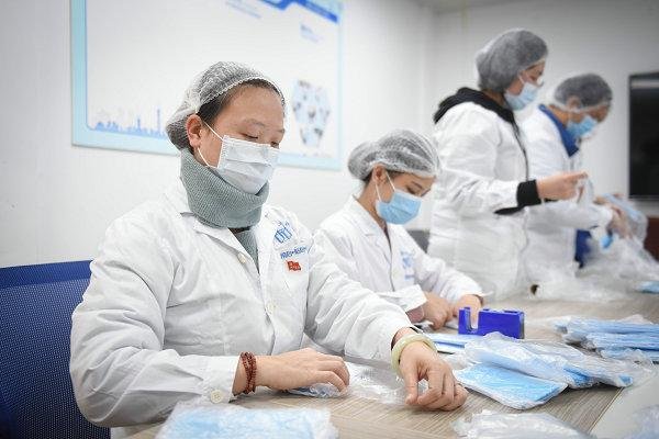 美国抗议现场鼓励孩子烧口罩,这个行为对疫情有什么影响?