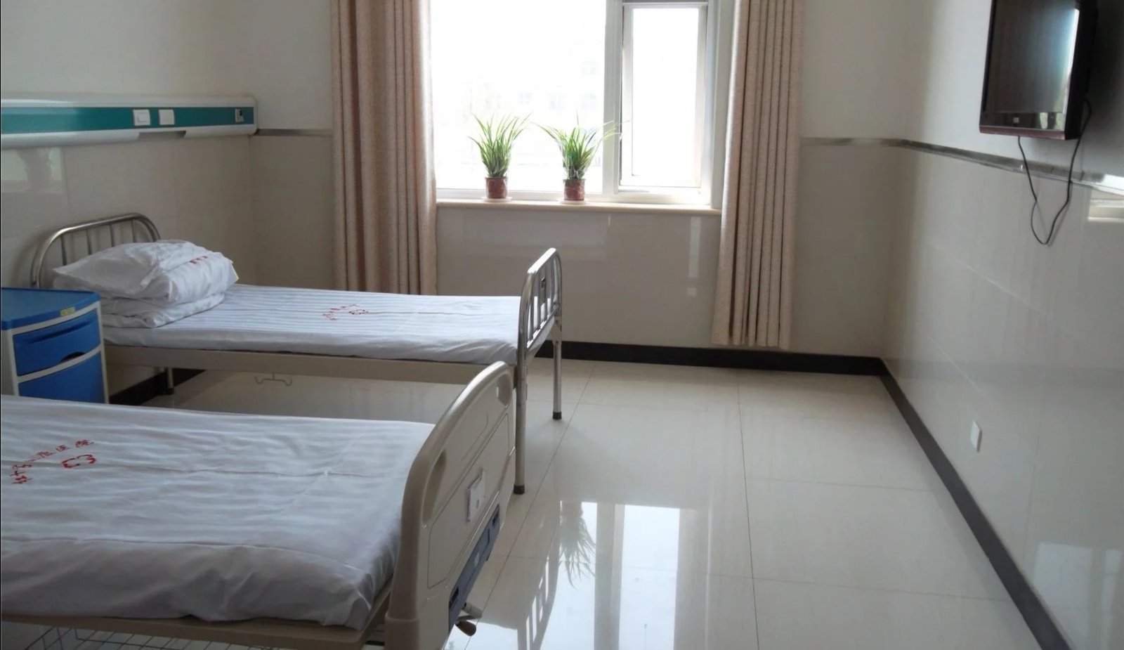 医院给女婴输错药物应该负有什么样的责任呢?