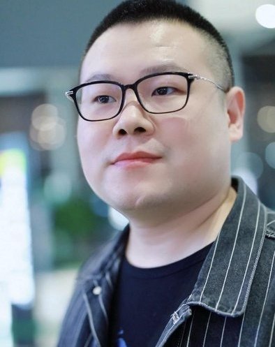 岳云鹏晒与格力电器董事长董明珠的合影,网友对此是如何评价的?